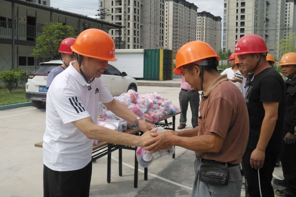 市建設(shè)局、市建筑業(yè)協(xié)會(huì)領(lǐng)導(dǎo)親臨現(xiàn)場(chǎng)慰問(wèn)一線工人